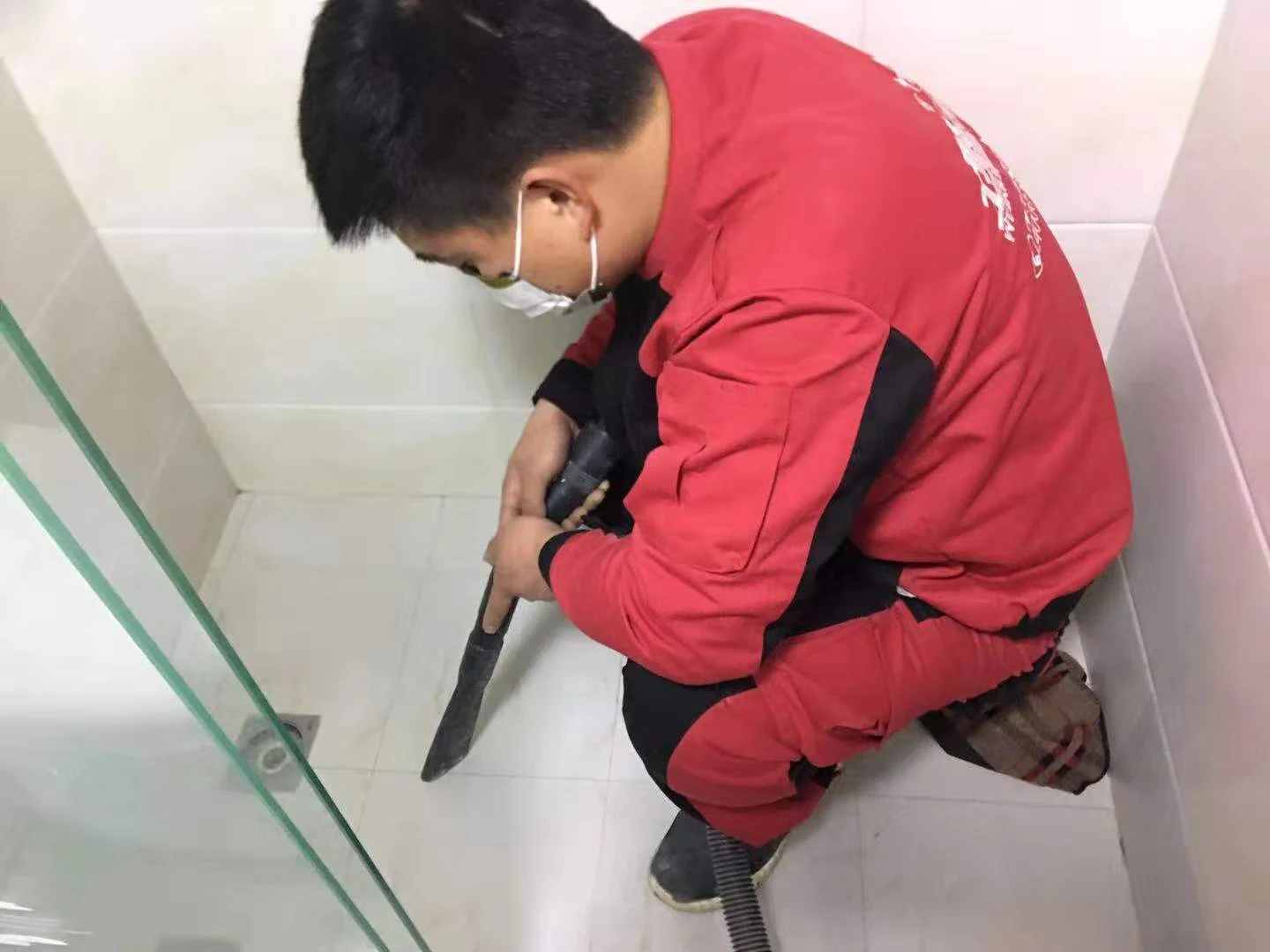 卫生间免砸砖漏水维修